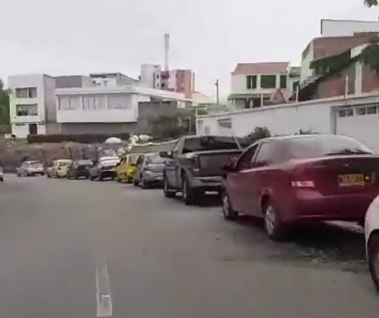 Filas de carros de hasta un kilómetro se están registrando en Cúcuta para comprar combustible. Cortesía
