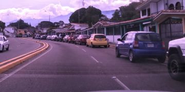 San Cristóbal se convirtió en un estacionamiento  de vehículos en cola por gasolina
