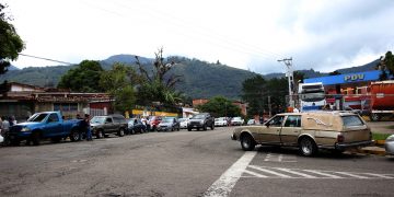 Hasta a las furgonetas y ambulancias les  niegan el combustible en el estado Táchira