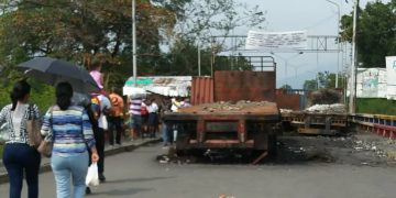 A  tres meses del 23F dueños de gandolas  quemadas siguen esperando un pago