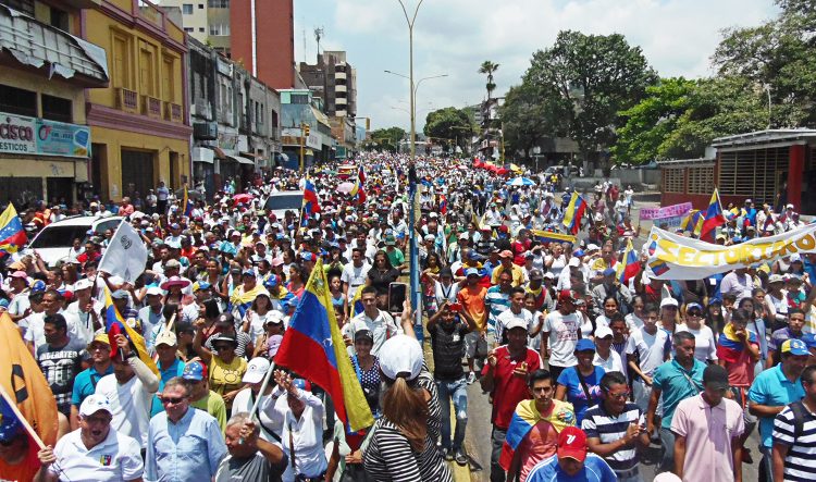 Ciudadanos desbordaron la avenida Bolivar. Gráficas: Henner Vieras