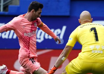 Lionel Messi acaricia la Bota de Oro