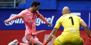 Lionel Messi acaricia la Bota de Oro