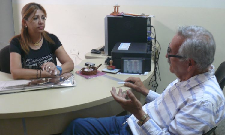 En la gráfica el porta Luis José Oropeza dialoga con la Coordinadora de la Red de Bibliotecas Yajaira Colmenares