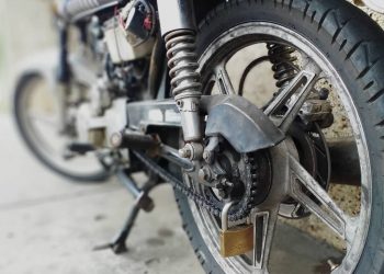 Aseguran con candados para evitar robo de motocicletas en Colón