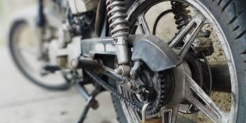 Aseguran con candados para evitar robo de motocicletas en Colón