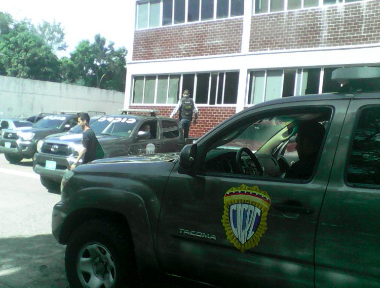 Los tres presuntos asaltantes capturados en  El Valle, municipio Independencia, fueron trasladados a la sede del Cicpc - Táchira, para ser investigados (Foto: J.A. Hernández)