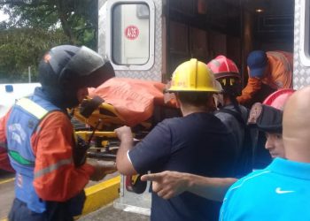 Un muerto y más de treinta lesionados deja  colisión de un autobús en Punta de Piedra