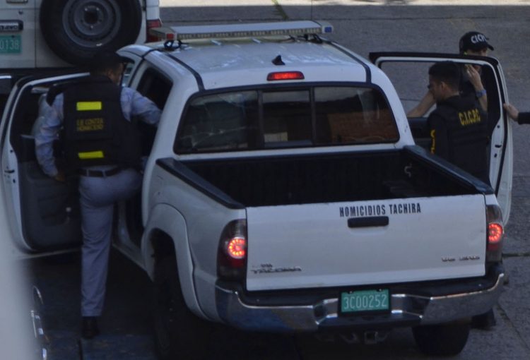 Los dos sospechosos, fueron atrapados por detectives de la División Contra Homicidios y trasladaron a la sede policial, para ser interrogados (Foto: J. A. Hernández)