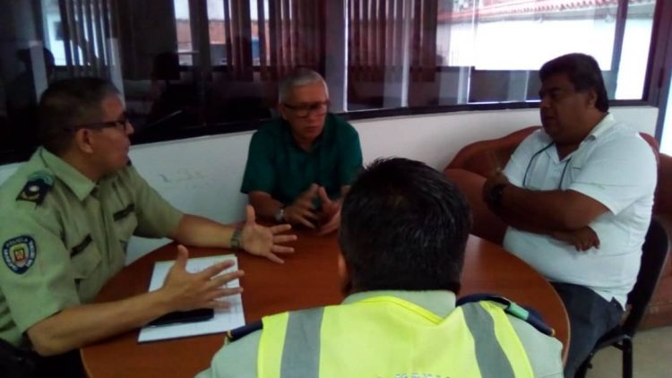 Directivos de Polisancristóbal y Cámara de Transporte Extraurbanos, durante reunión de trabajo (Foto Prensa Polisancristóbal)