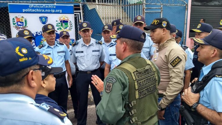 El despliegue policial que semanalmente desarrollan los diversos organismos de seguridad, se instaló este miércoles en el sector Plaza Venezuela, en La Concordia