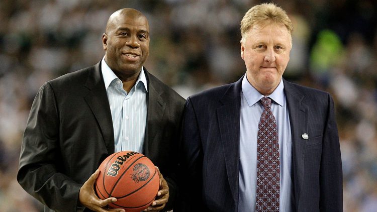 Magic Johnson y Larry Bird, dos leyendas del baloncesto de la NBA.