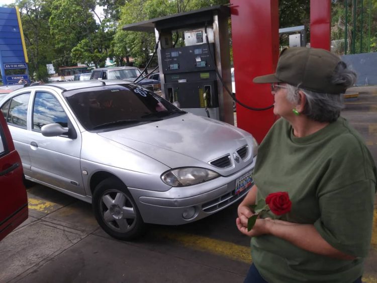 Milicianos supervisan el proceso de venta de combustible en San Cristóbal. Mariana Duque