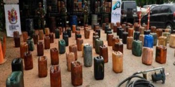 Seis venezolanos detenidos al incautar 1.242 galones de combustible en Colombia