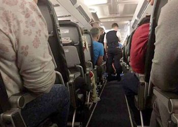 Un hombre murió en pleno vuelo por traficar cocaína dentro de su cuerpo