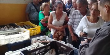 Boconeses se benefician con la venta de pescado y charcutería