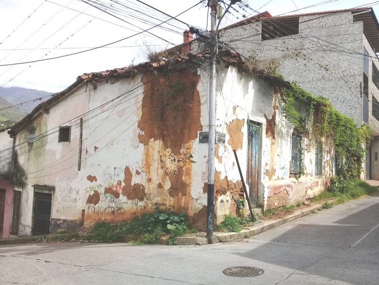 En la calle Urdaneta hay dos casas en esquinas bastante deterioradas. Fotos Karley Durán.