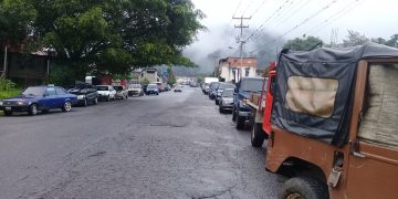 Seis días cumplen en cola conductores en espera de combustible