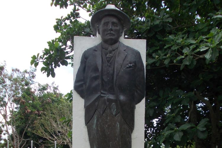 El monumento de JGH esculpido por Marisol Escobar en la actualidad,  desvalijado.