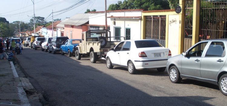 En Betijoque hay colas desde el lunes, muchos conductores han pernoctado en la misma.