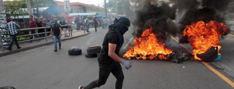 Miles de hondureños han expresado su repudio al presidente Juan Orlando Hernández en masivas manifestaciones que mantienen paralizado al país centroamericano,