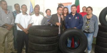 Transportistas del municipio Cárdenas reciben dotación de cauchos