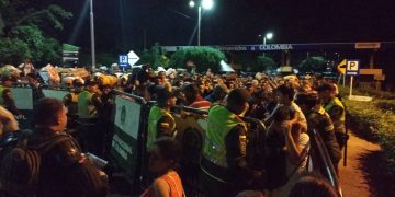 Denuncian excesos de policía colombiana contra venezolanos  al intentar cruzar puente Simón Bolívar