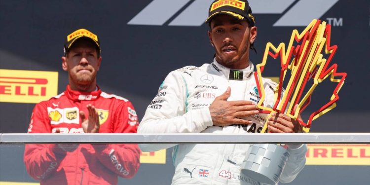  Hamilton se disculpa con trofeo en mano