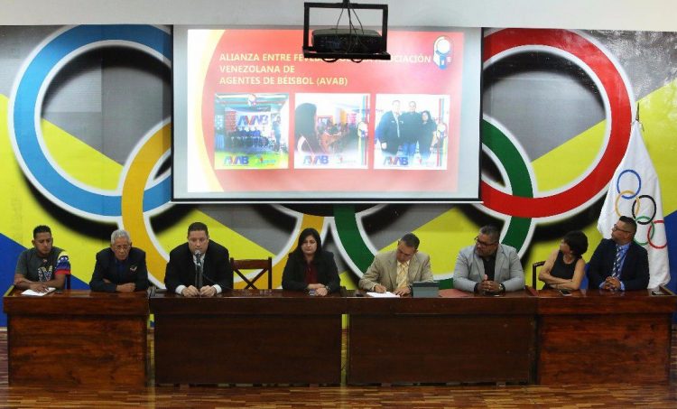 Los dirigentes de la FVB dieron a conocer el nombramiento de Subero en una rueda de prensa, efectuada el miércoles / Foto: Twitter (@Fevebeisbol)