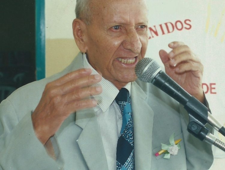 Guillermo Angulo Mejías: Educador a tiempo completo.