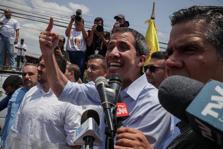 AME4040. GUATIRE (VENEZUELA), 18/05/2019.- El jefe del Parlamento venezolano, Juan Guaidó, habla ante cientos de sus simpatizantes este sábado, en Guatire (Venezuela). Guaidó aseguró que el Gobierno de Nicolás Maduro está "tan débil" que quiso "manipular" con un diálogo con la oposición. "No nos dejemos engañar, están tan débiles que nos quisieron manipular con un diálogo, fuimos a la invitación de un país amigo como Noruega", dijo Guaidó, reconocido como presidente interino por medio centenar de países durante un acto en Guatire. El pasado jueves, el propio Guaidó confirmó que hay contactos entre el Gobierno y la oposición propiciados en Oslo por Noruega si bien ha advertido que estos deben conducir al "cese de la usurpación" que considera que hace Maduro de la Presidencia. EFE/ Rayner Peña