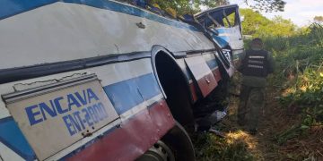 Al menos 17 muertos al volcar bus expreso en el estado Zulia