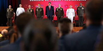 Presidente Maduro asciende a 375 militares de la Guardia de Honor y la DGCIM