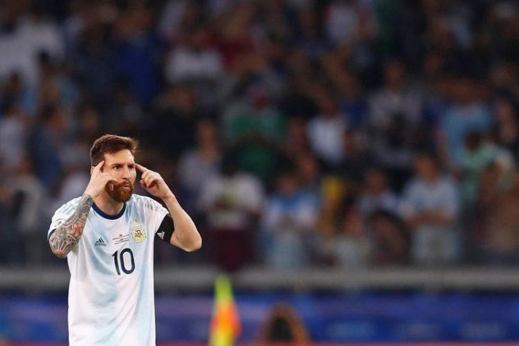 Los argentinos rezan para el astro Messi los saque del bache