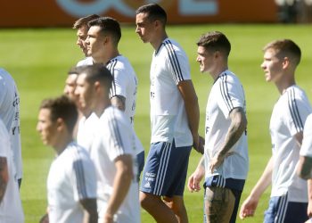 Argentina y Paraguay se miran con recelo en choque de alto riesgo