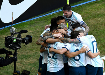 Argentina gana con apuros a Qatar y será el rival de Venezuela en 4tos de final