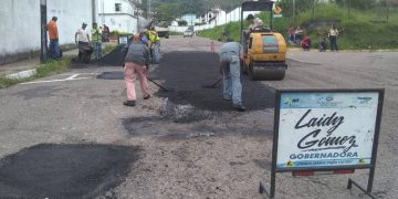 Bacheo en vía principal hacia Chorro El Indio