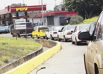 La gasolina cobra valor en dólares entre los revendedores venezolanos