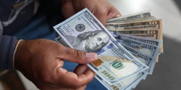 Comercios imponen uso del dólar a la par del bolívar