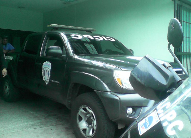 Detectives del Cicpc trasladaron a la morgue  al hombre ultimado a cuchillo, cerca de San Rafael de El Piñal (Foto: J.A. Hernández)
