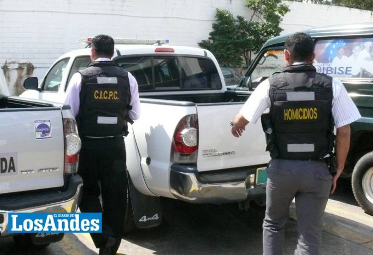 Funcionarios del Cicpc acudieron al Hospital Central, inmediatamente después de ser notificados sobre el ingreso de la dama victima de robo (Foto: J. A. Hernández)