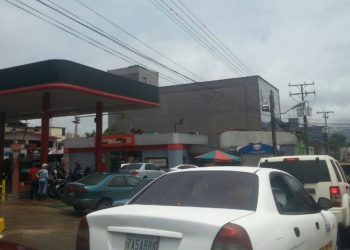 Atracadas  personas y roban dos vehículos en cola para la estación de Servicio Texaco