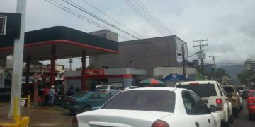 Atracadas  personas y roban dos vehículos en cola para la estación de Servicio Texaco