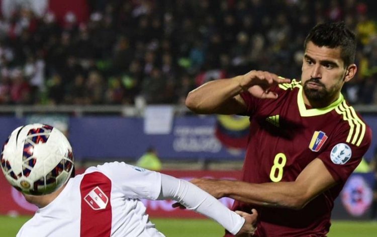 Peru's midfielder Christian Cueva (L) and Venezuela's midfielder Tomas Rincon vie for the ball during their 2015 Copa America football championship match, in Valparaiso, Chile, on June 18, 2015.   AFP PHOTO / LUIS ACOSTA