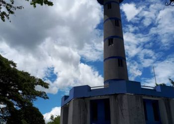 El faro de la marina: Monumento abandonado por las autoridades y tomado por vándalos