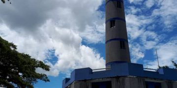 El faro de la marina: Monumento abandonado por las autoridades y tomado por vándalos