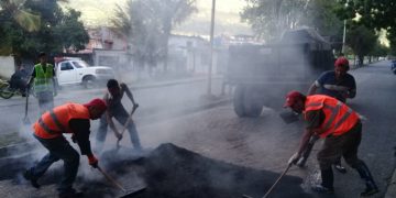 Realizan plan de bacheo en la avenida José María Baptista