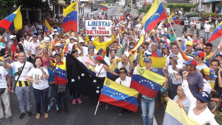 Manifestantes celebraron informe de Michelle Bachelet. Gráficas: Yoerli Viloria