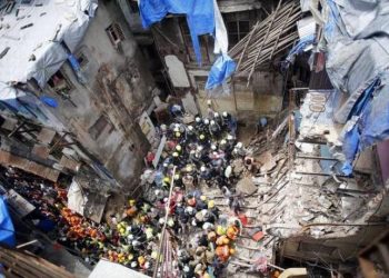 Pierden la vida 13 personas al derrumbarse edificio