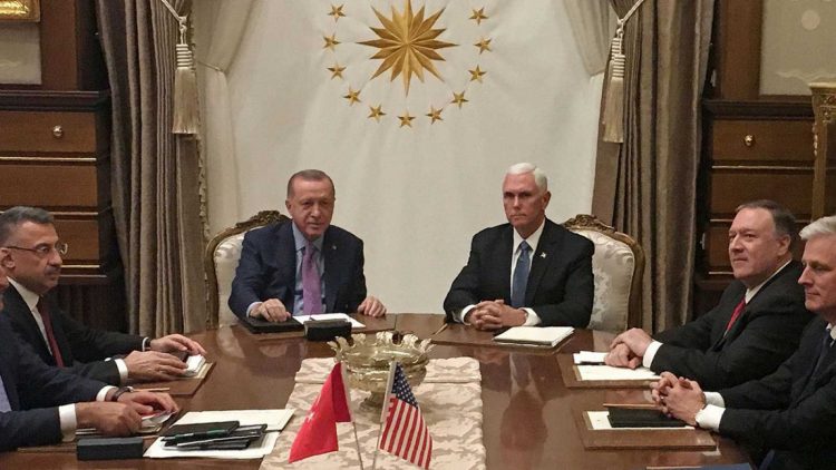 El presidente turco, Recep Erdogan (i), y el vicepresidente de EEUU, Mike Pence, en una reunión en Ankara